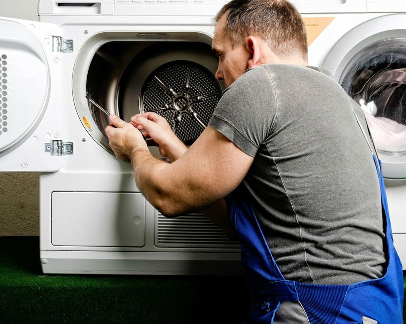 Майстер ремонтує пральну машину Whirlpool у Чернігові